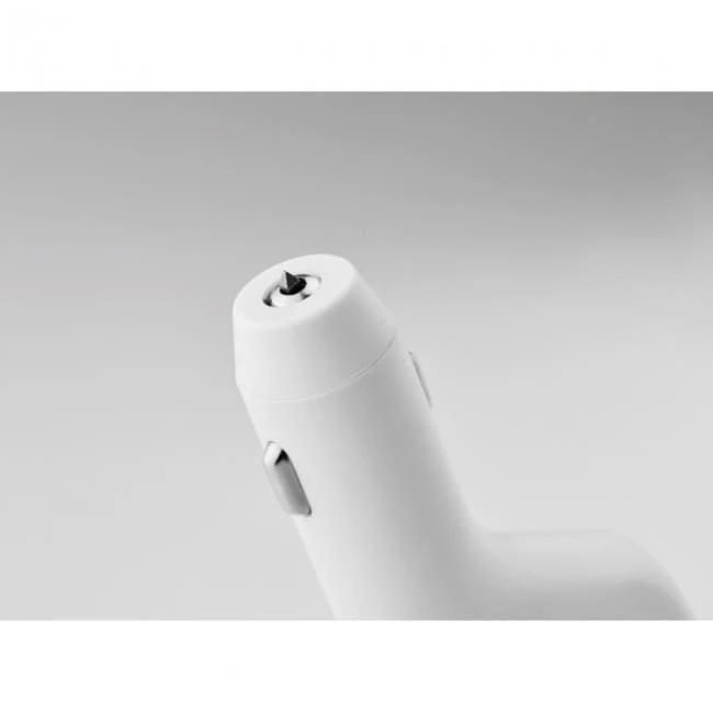 Car charger with belt cutter
